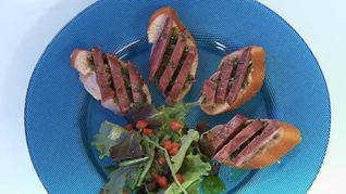 Брускетта с языком и острым соусом