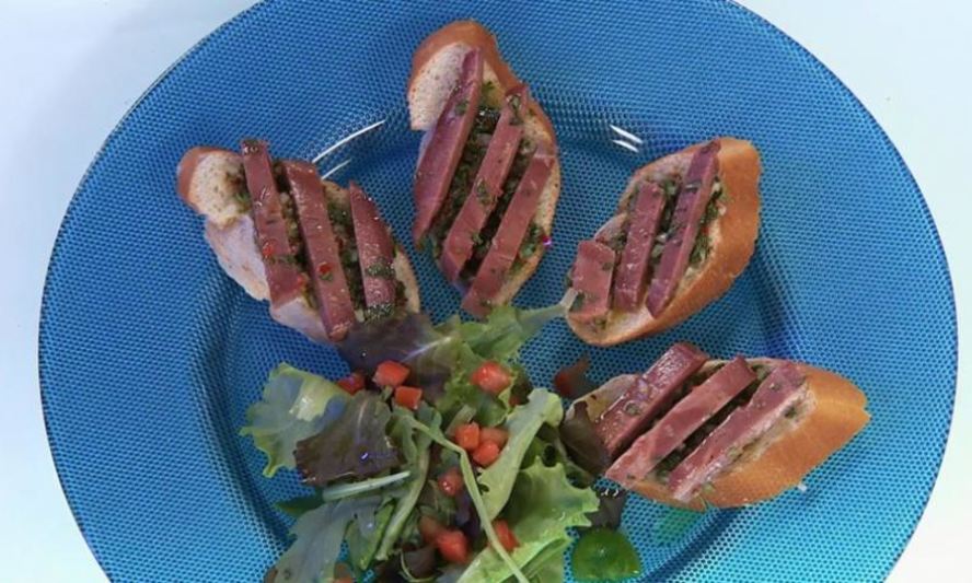 Рецепт брускетта с языком и острым соусом