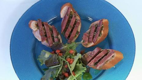 брускетта с языком и острым соусом