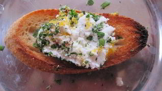 Брускетта с зеленью и козьим сыром