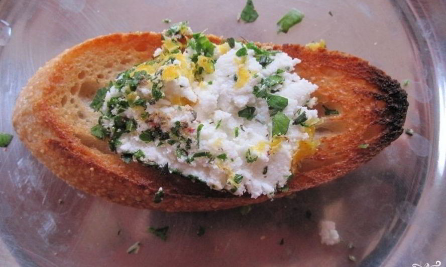 Рецепт брускетта с зеленью и козьим сыром