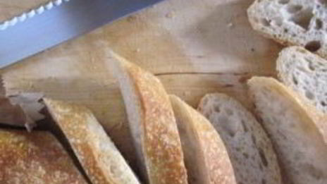 брускетта с зеленью и козьим сыром