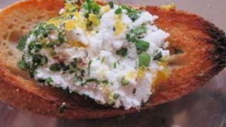 брускетта с зеленью и козьим сыром