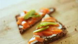 Брускетта со сливочным сыром и копченой рыбой