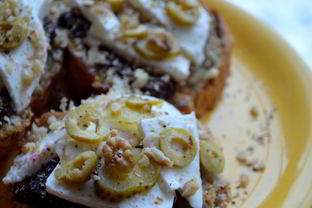 Брускетта со свеклой, мягким сыром и корнишонами