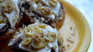 Брускетта со свеклой, мягким сыром и корнишонами