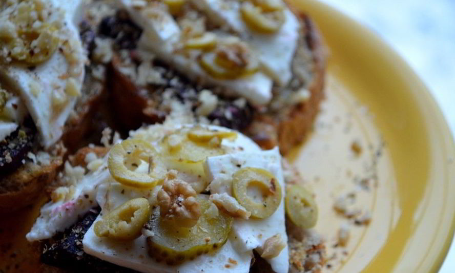 Рецепт брускетта со свеклой, мягким сыром и корнишонами