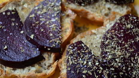 брускетта со свеклой, мягким сыром и корнишонами