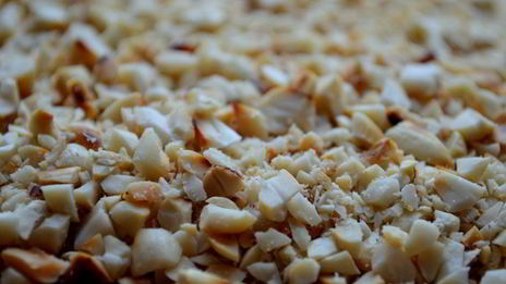 брускетта со свеклой, мягким сыром и корнишонами