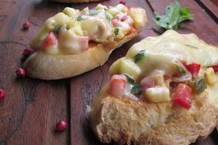 Брускетта, запеченная с тунцом и овощами