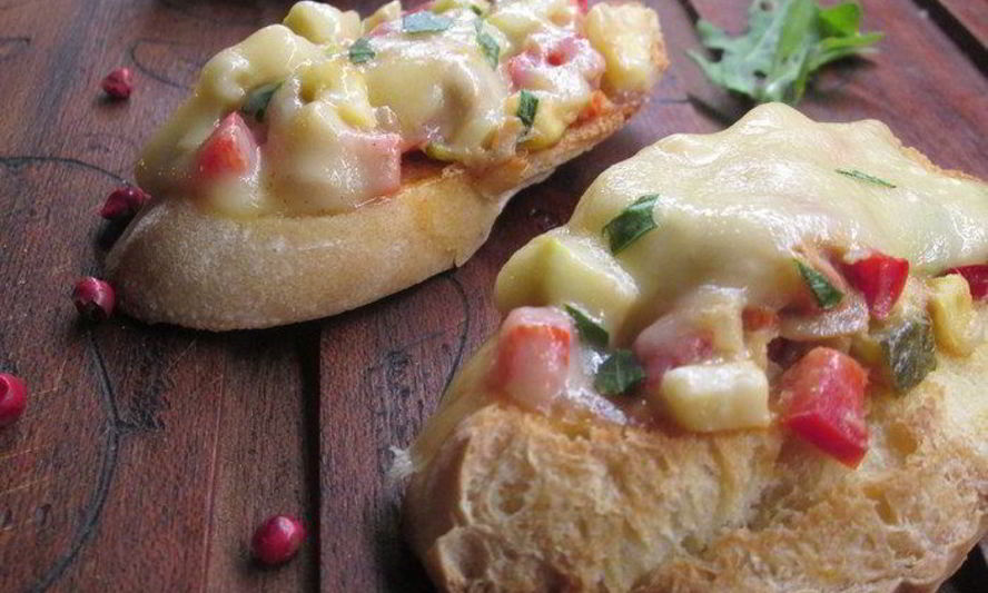 Рецепт брускетта, запеченная с тунцом и овощами