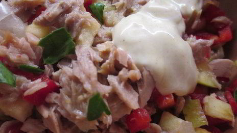 брускетта, запеченная с тунцом и овощами