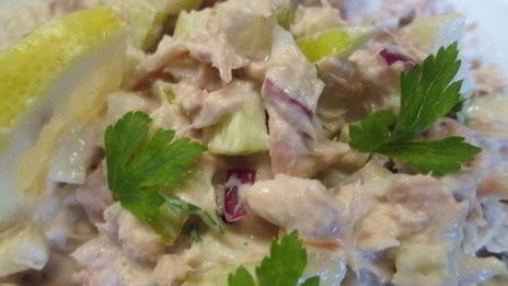 брускетта, запеченная с тунцом и овощами