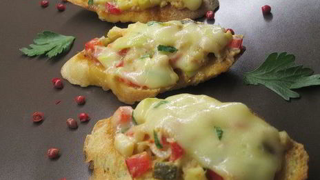 брускетта, запеченная с тунцом и овощами