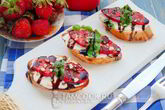Брускетты с клубникой и базиликом