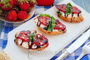Брускетты с клубникой и базиликом