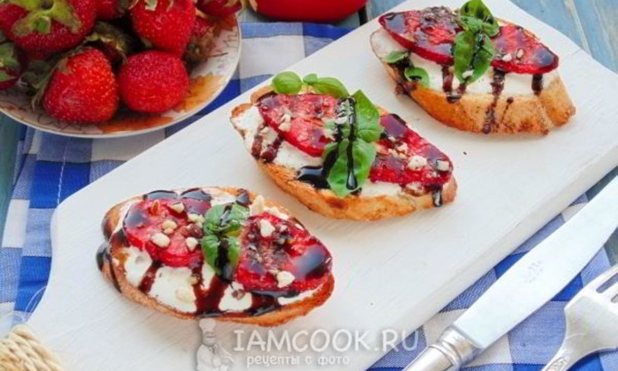 Рецепт брускетты с клубникой и базиликом