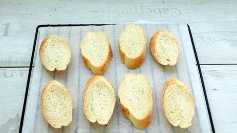 брускетты с клубникой и базиликом