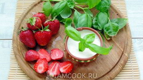 брускетты с клубникой и базиликом