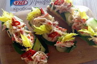 Брускетты с крабовыми палочками, айоли и огурцом