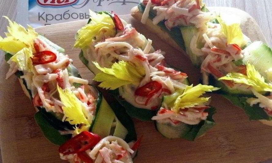 Рецепт брускетты с крабовыми палочками, айоли и огурцом