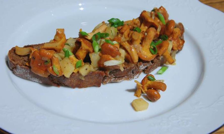 Рецепт брускетты с лисичками, сельдереем и зеленым луком