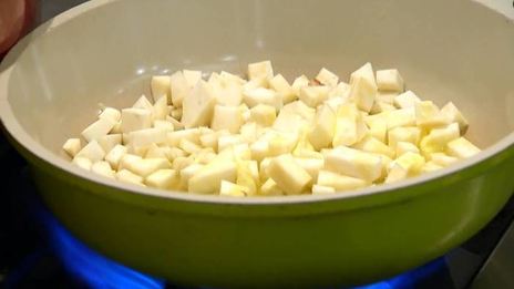 брускетты с лисичками, сельдереем и зеленым луком