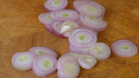 брускетты с лисичками, сельдереем и зеленым луком