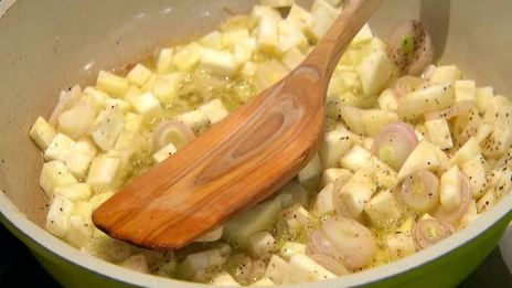 брускетты с лисичками, сельдереем и зеленым луком