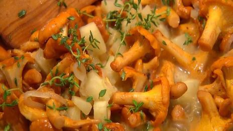 брускетты с лисичками, сельдереем и зеленым луком