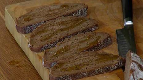 брускетты с лисичками, сельдереем и зеленым луком