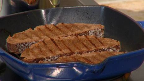 брускетты с лисичками, сельдереем и зеленым луком