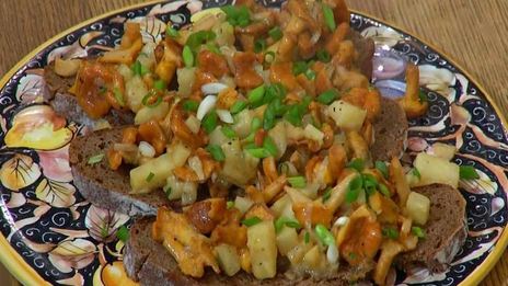 брускетты с лисичками, сельдереем и зеленым луком