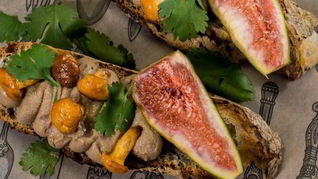 Брускетты с паштетом из цесарки и лисичками