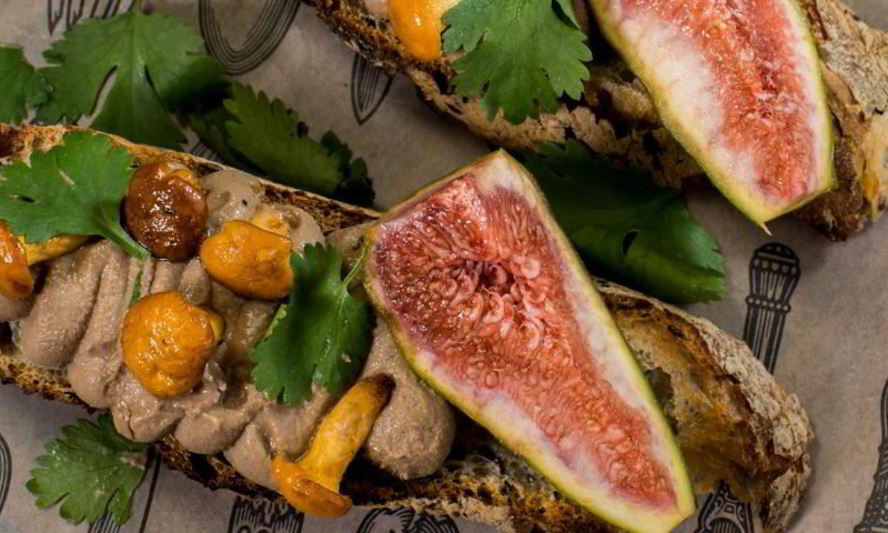 Рецепт брускетты с паштетом из цесарки и лисичками