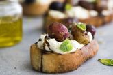 Брускетты с печеным виноградом, сыром и бальзамиком