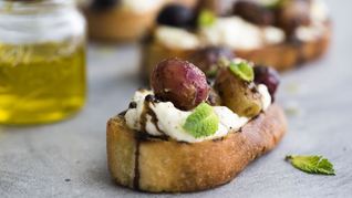 Брускетты с печеным виноградом, сыром и бальзамиком