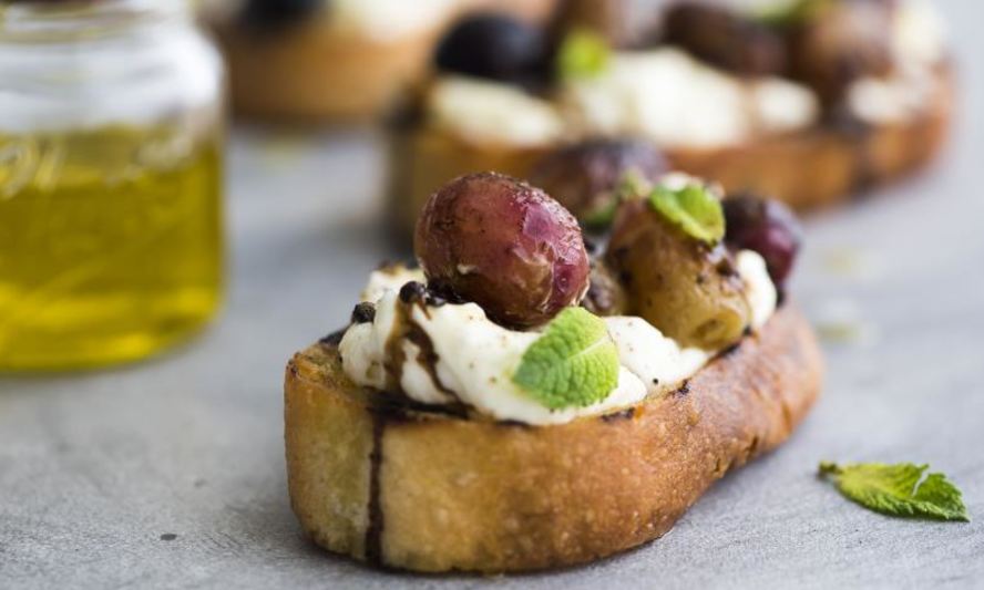 Рецепт брускетты с печеным виноградом, сыром и бальзамиком