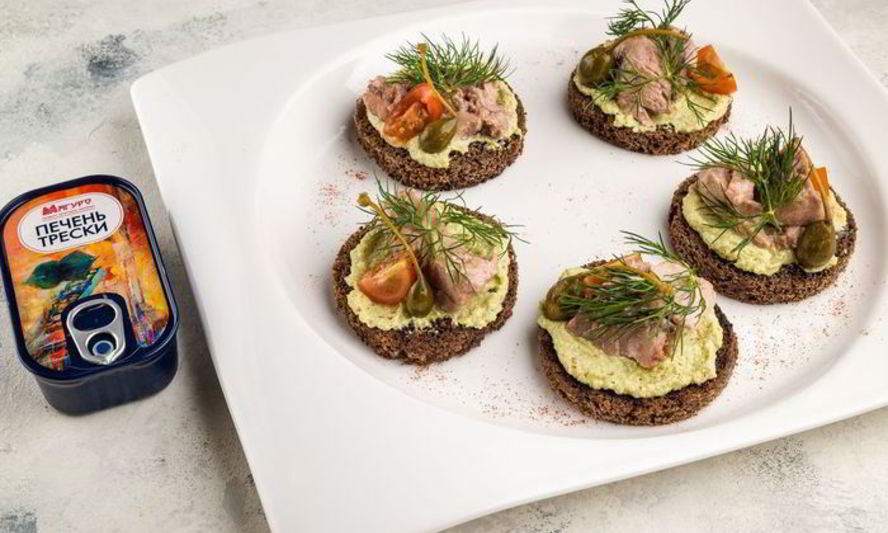 Рецепт брускетты с печенью трески и муссом из авокадо