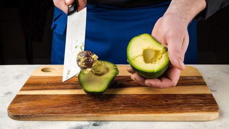 брускетты с печенью трески и муссом из авокадо