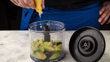 брускетты с печенью трески и муссом из авокадо