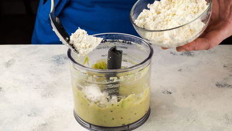 брускетты с печенью трески и муссом из авокадо