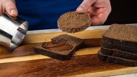 брускетты с печенью трески и муссом из авокадо