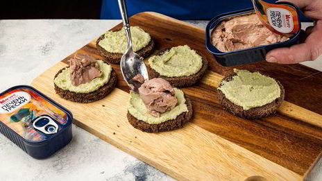 брускетты с печенью трески и муссом из авокадо