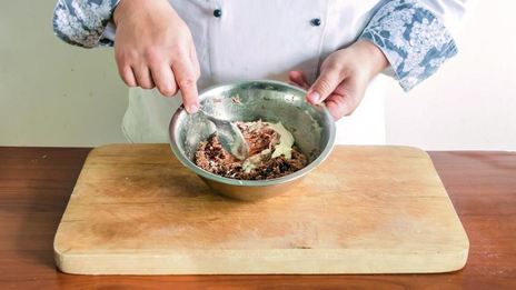 брускетты с салатом из тунца с чечевицей