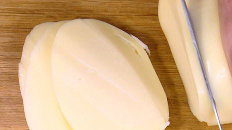 бутерброды с курицей, моцареллой и красным песто