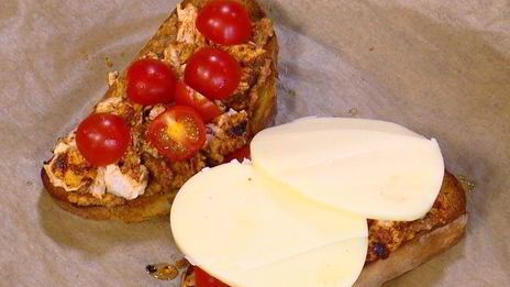 бутерброды с курицей, моцареллой и красным песто