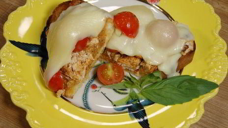 бутерброды с курицей, моцареллой и красным песто