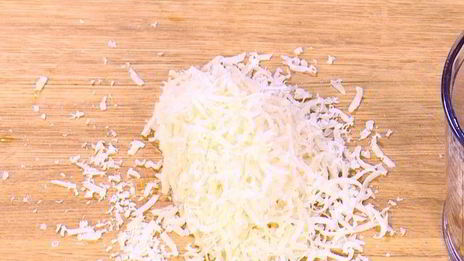 бутерброды с курицей, моцареллой и красным песто