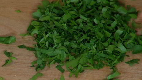 бутерброды с курицей, моцареллой и красным песто